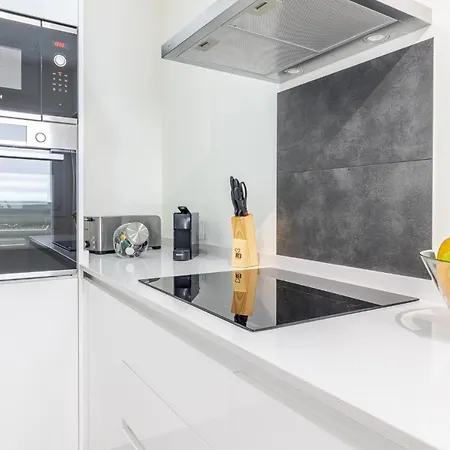 Brand New With Ocean & Volcano Views Apartment *